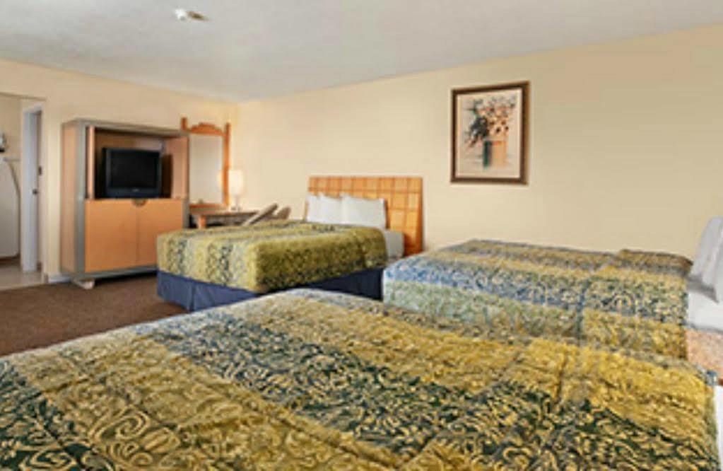 Travelodge By Wyndham Clovis Exterior photo